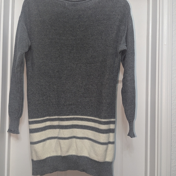 Daisy Fuentes Sweater Size M grey and  Creme Stripe Sporty Casual Lightweight - Picture 4 of 4